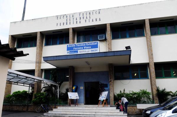 Fachada EscolaTecnica Estadual Ferreira Viana